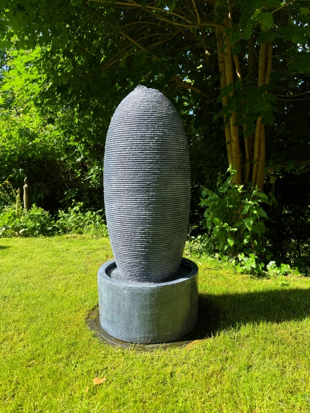 froggit The Fountain 100 ist ein eleganter Standbrunnen für Innen und Außen